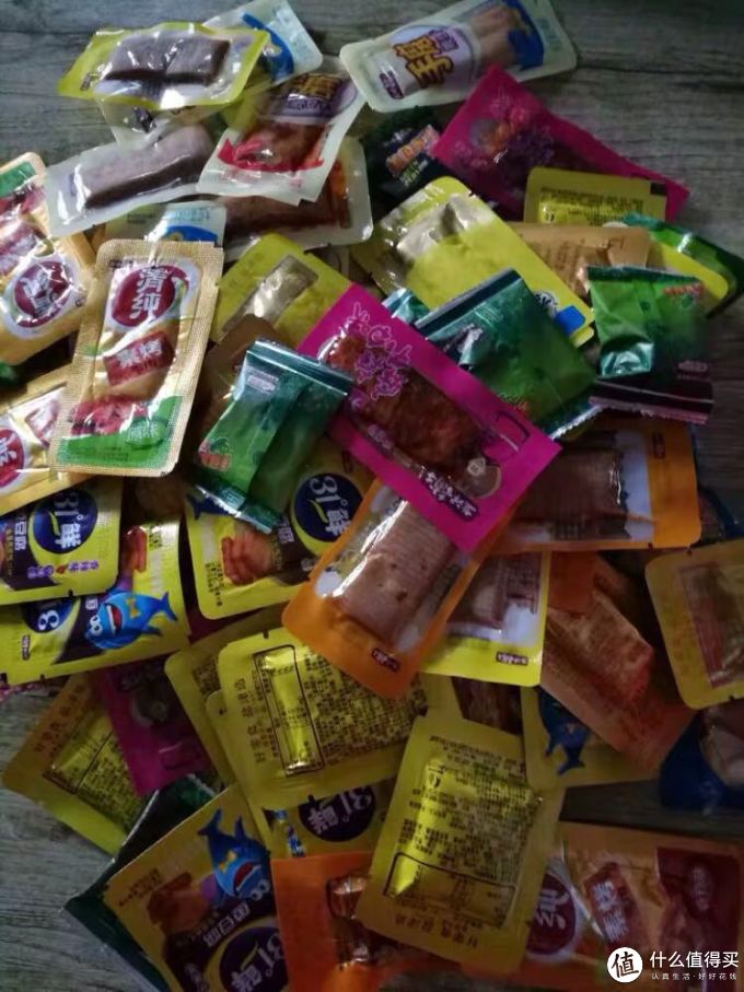 日期很新鲜的一袋零食大礼包.各种口感都能
