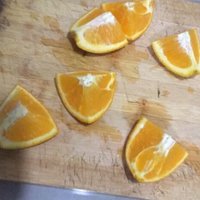 橙子汁水非常多，切开属于爆汁的那种。
皮
