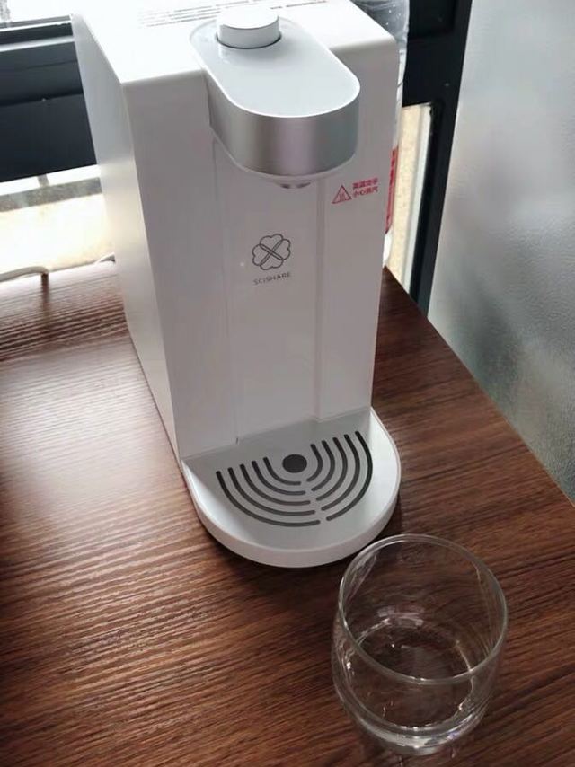 外观，白色很清新的颜色，小巧型，基本不占