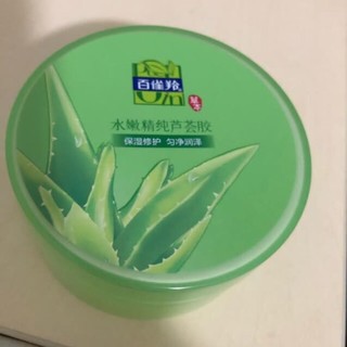 万能芦荟胶，取一点涂抹脸上按摩就行啦。皮