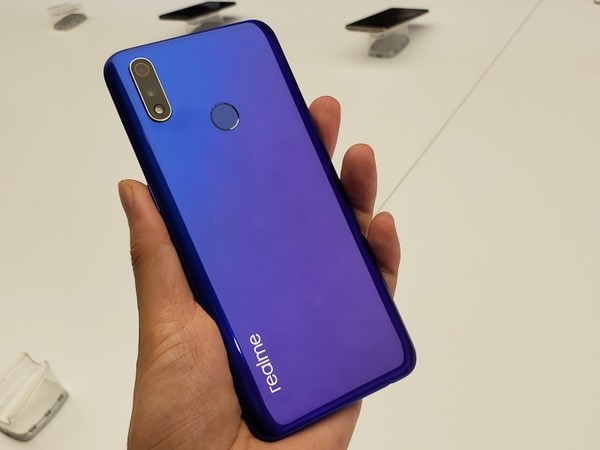 年轻潮流敢越级 realme “真我”不只性价比