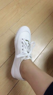 鞋底：比较柔软
颜色：白色，经典logo