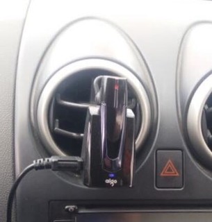 外观：充电底座后置插头可以安装在汽车排风