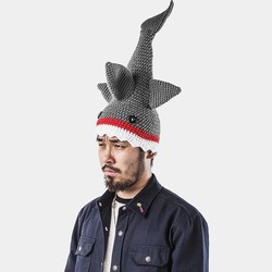 Hardly Ever’s YLTH9152 手工针织鲨鱼帽