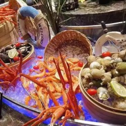 大闸蟹+火锅双主题、近20款海鲜刺身畅吃!南京世茂滨江希尔顿酒店海鲜自助晚餐