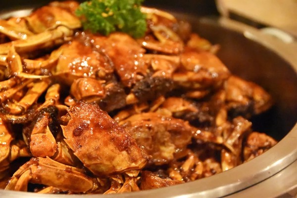 吃货福利：爆黄膏肥大闸蟹+鹅肝鱼子酱！上海宏安瑞士大酒店蟹宴主题自助晚餐