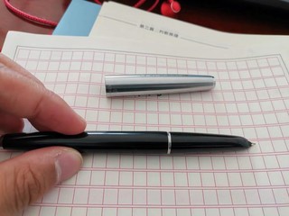 钢笔很基础的款，非常顺滑好写，笔尖很正，