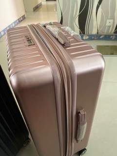 非常漂亮的行李箱，质量很好，轮子转向非常