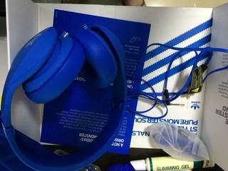 超级漂亮的一款耳机，蓝色的非常跳。包装也