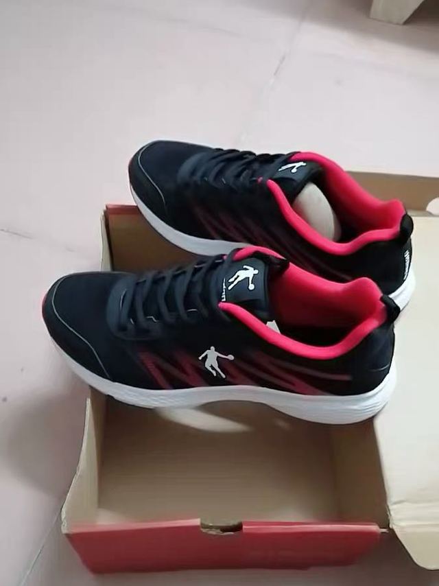 鞋子很轻，不磨脚。款式比较简单经典的，鞋