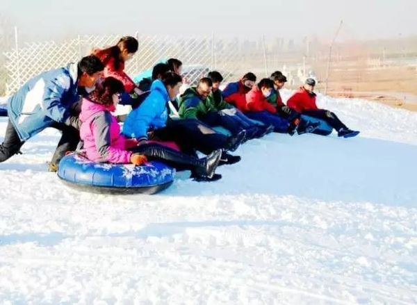 占地约20000㎡，单次4小时滑雪体验！北京蓝调庄园滑雪场