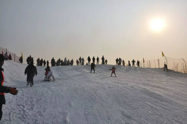 占地约20000㎡，单次4小时滑雪体验！北京蓝调庄园滑雪场