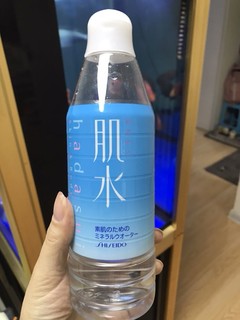 这款肌水 是蓝色款 相比红色款 更清爽 