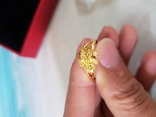 是纯金的一款戒指，比较适合妈妈带，很闪的