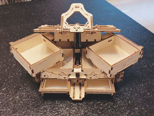 如何叫椟物思人呢，盒身精美的花卉镂空图案