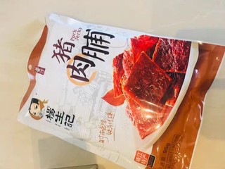 杨生记的猪肉脯吃起来有点甜甜的，但是甜而