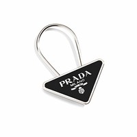 Prada Triangle 徽标亮漆牌钥匙圈，黑色/银色