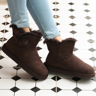 京东京造 雪地靴女羊皮毛一体短筒纽扣防污防水溅 巧克力色 38