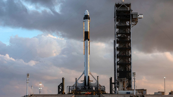 SpaceX 龍飛船5天往返太空游  4人成團 2021年末-2022年中出發