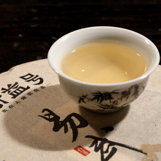 新益号 2019春茶 古200易武落水洞 普洱茶生茶饼357g 茶叶