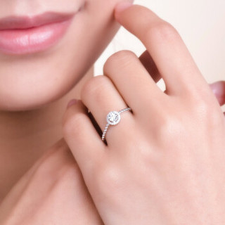 周六福 珠宝18K金钻石戒指群镶1克拉效果结婚求婚 WP KGDB021025 约4分 15号