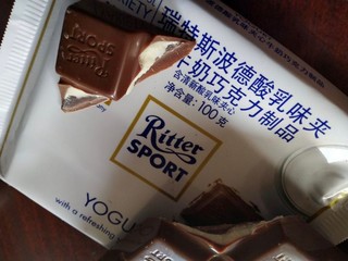 这款酸乳夹心的牛奶巧克力乳固体含量不低于
