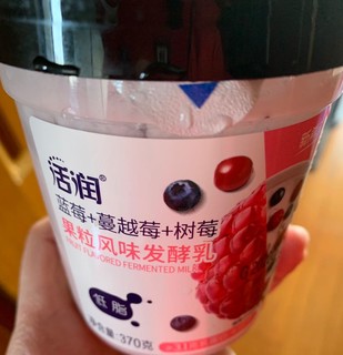 配料是生牛乳，每100g含有≥3.1g乳