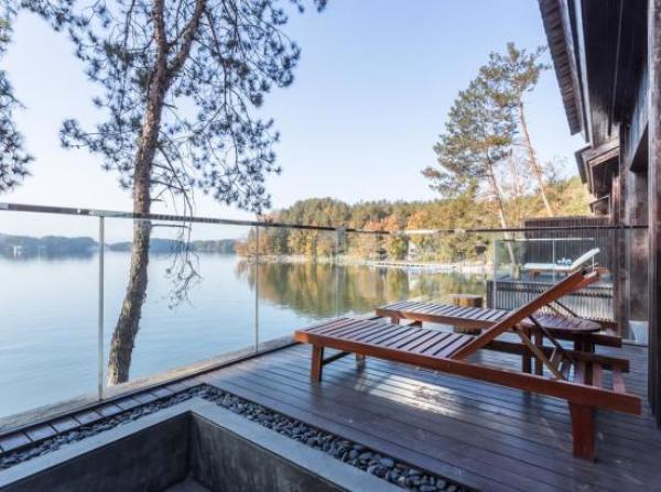 陕西汉中红寺湖云缦山庄豪华湖景套房1晚含早餐