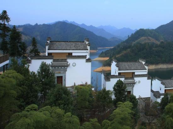  节假日加价友好！黄山德懋堂度假村 高级房1晚 含早餐+午餐/晚餐