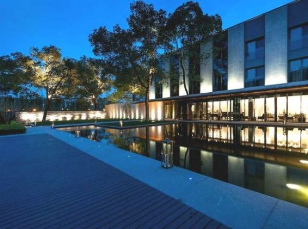 杭州九里云松度假酒店位于灵隐路,离千年古刹灵隐寺仅有几步之遥.