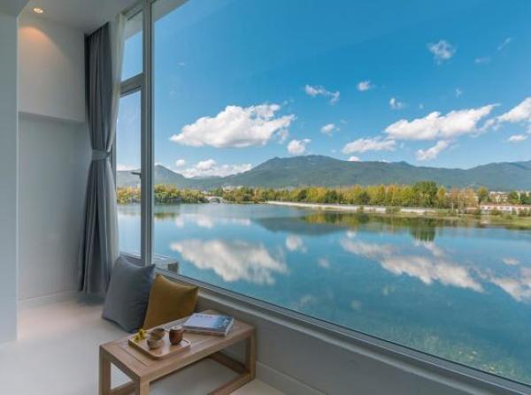 丽江云渡电影心花路放梧桐客栈丽江诚品生活雪山湖畔店云山阁180度网