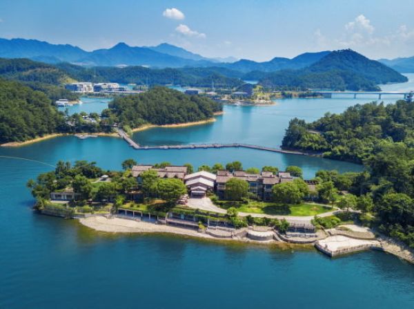 千岛湖温馨岛致雅艺术酒店 湖景套房1晚(含双早 蒂芙尼双人下午茶