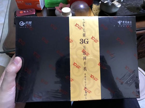 包装很厚实，分量很沉重。翻盖手机，比较个