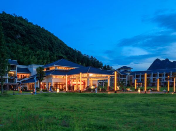 韶关乳源蓝山源岭南东方温泉酒店高级山景双床房1晚含双早 高铁站接送