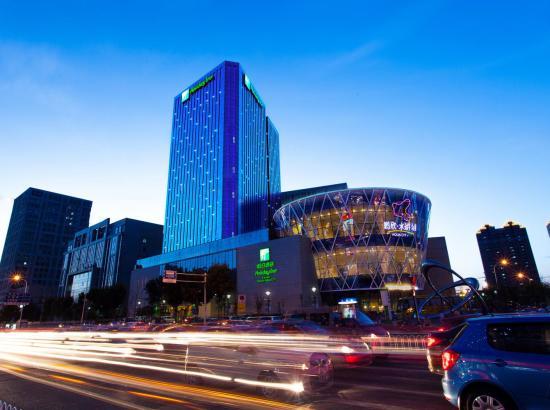 鼓楼商业街等旅游景点;周边有水游城,陆家嘴,富力城,天佑城,大悦城等