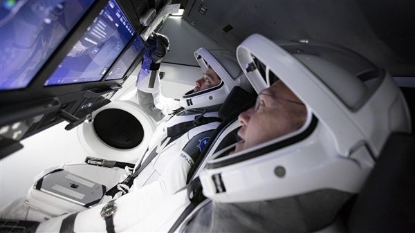 小编精选：SpaceX载人飞船两位宇航员戴了什么手表？