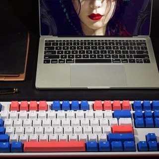 吉利鸭Ducky One2冲鸭游戏键盘机械键盘108键 红轴