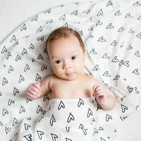 Lulujo Baby 摩登黑白系列 LJ113 婴儿竹子包巾 心心相印