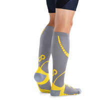 奔酷 BRACOO SP33M运动压缩袜男女骑行马拉松跑步长筒袜机能护小腿袜 一双装 灰黄色 XL码