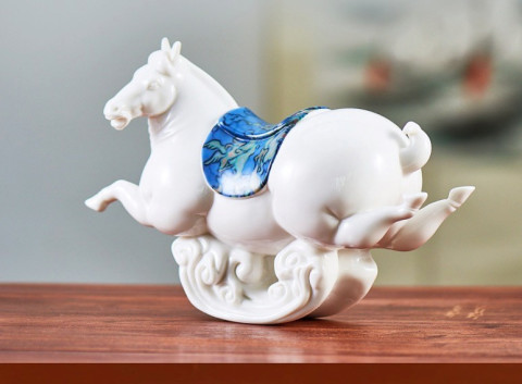 不东飞马祥云白瓷摆件