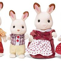 Calico Critters 印花布小动物收藏玩具，跳房子兔子家庭娃娃，娃娃屋人物