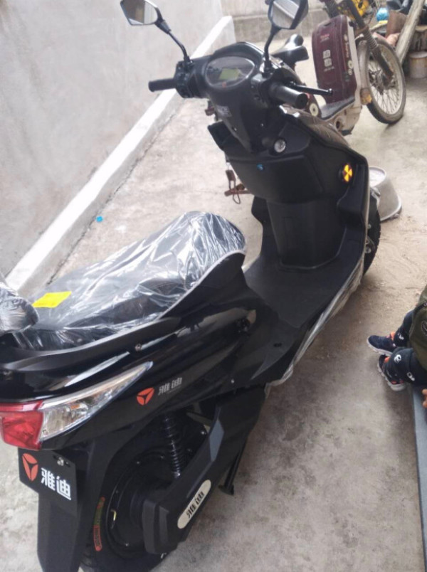 yadea雅迪豪战加长版电动车