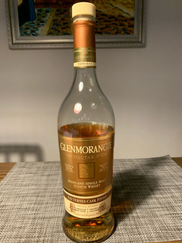 格兰杰苏玳桶甜美:酒体的颜色嘛,深黄色,很漂亮.