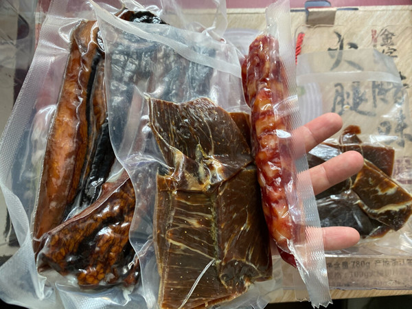 火腿品质不错，咸鲜味十足，熬汤很吊鲜味。