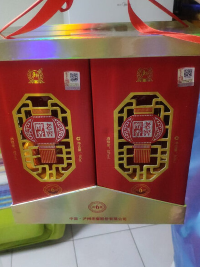 老爷子喜欢泸州老窖这个牌子的酒，买来给老