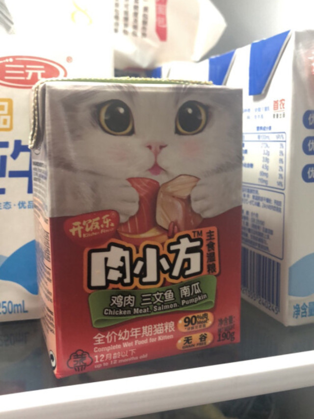 猫咪特别喜欢的罐头，伴着干粮，猫咪吃的很