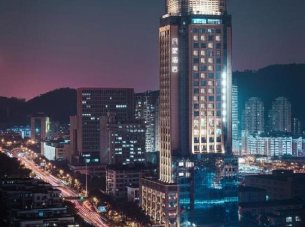 移动专享位于市中心厦门世茂凡象酒店豪华山景大床房2晚含免费宵夜