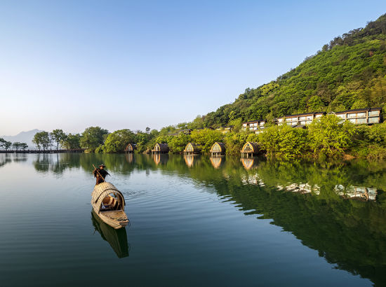 富春山居图中的人间秘境！建德富春开元芳草地乡村酒店园景木屋别墅1晚（含早餐+手绘风筝体验+萌宠喂养+霍比特村游玩）