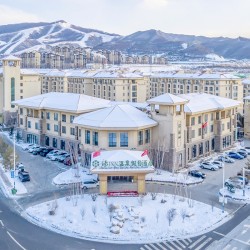 河北 张家口汤INN温泉假日酒店 标准房1晚+滑雪套餐