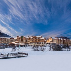 长白山万达假日/套房度假酒店1晚(含双早+滑雪+四大乐园+接送机)